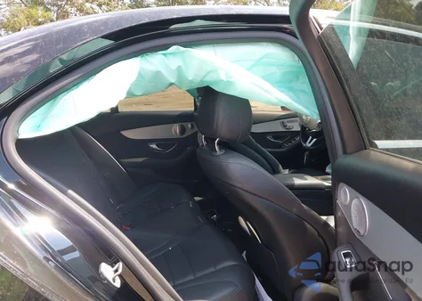 2021 Mercedes-Benz C 300 Sedan z USA, uszkodzony, nr VIN W1KWF8DB2MR651527